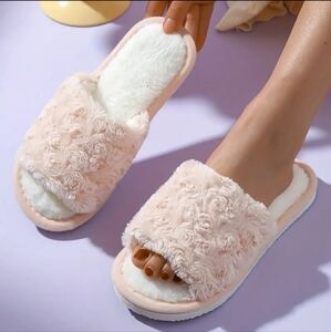 NWT Rose Design Pink Fluffy Slippers Size 6